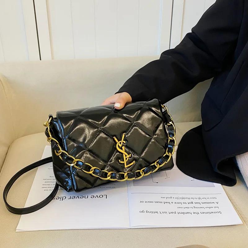Podzimní a zimní luxusní jednobarevná řetízková kabelka pod paži přes rameno, moderní dámská crossbody kabelka. Stylový, elegantní prémiový.