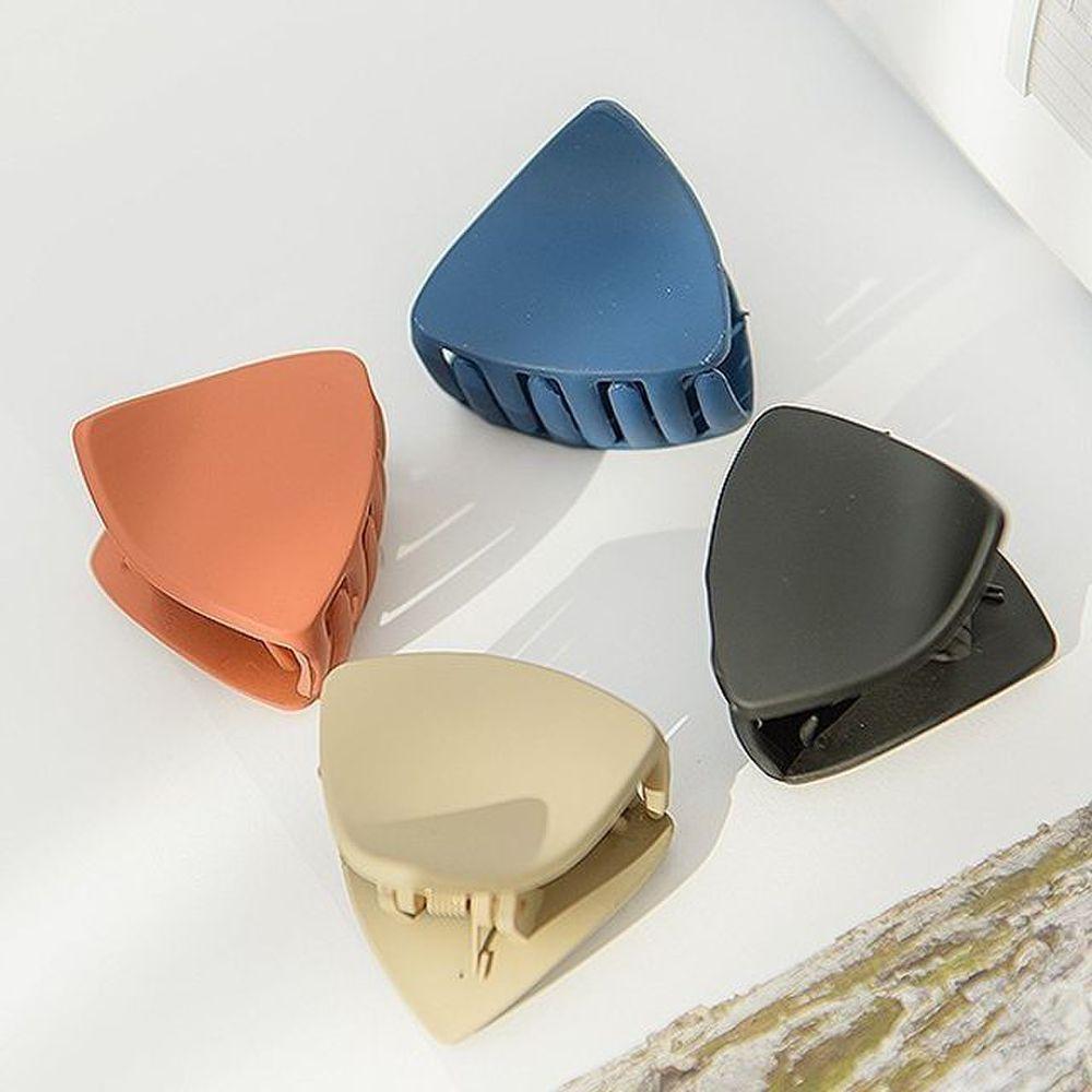 

Matte triangle half-head hair clip black