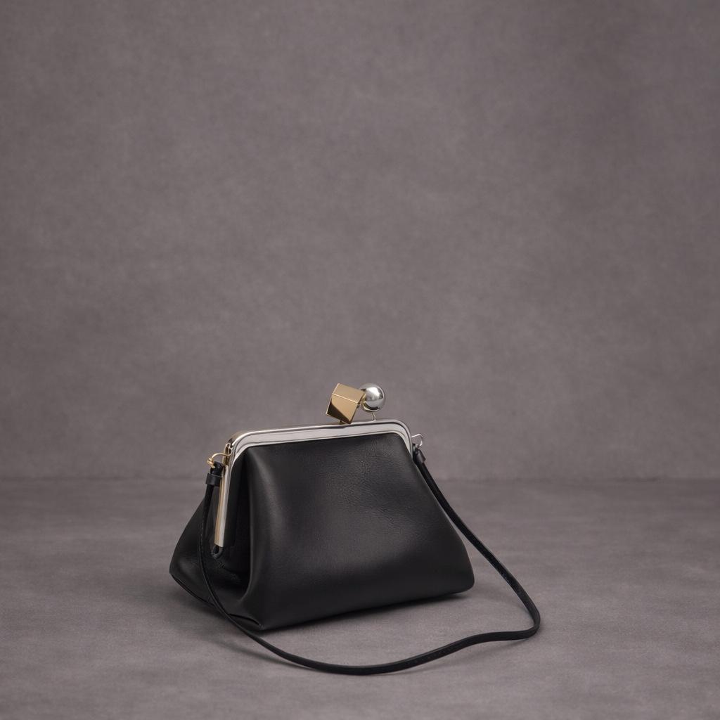 Light Luxury Retro Clip Handbag Party Dinner Bag Fashion Premium Metal Clip Buckle Change Bag Underarm Bag