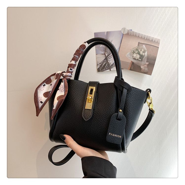 Borse a trama avanzata Borse da donna 2023 Nuova nicchia Borsa a secchiello con una spalla Borsa a tracolla per pendolari con cestino per verdure