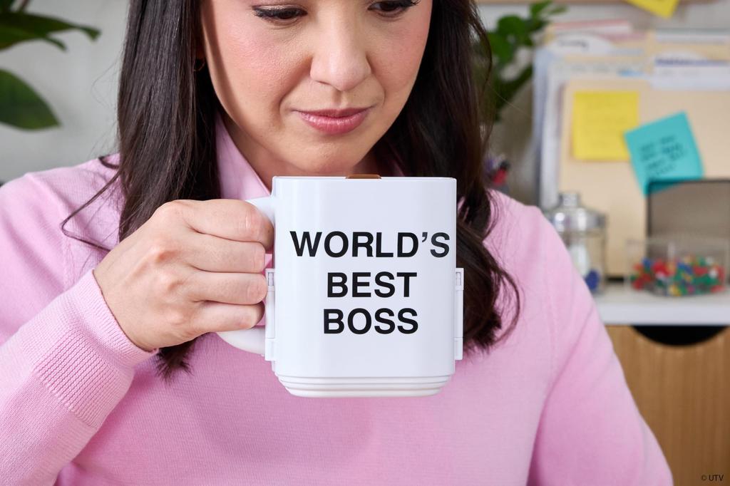 Polly Pocket x The Office Kompaktbox Enthält 6 Spielfiguren und 9 Ein Sammel-Partnerschaftsspielzeug mit einem Kaffee-Spielset-Zubehör. Tasse.