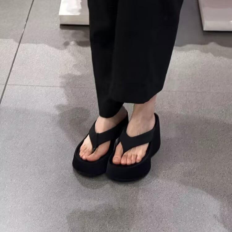 

Маленький человек увеличивает рост, шлепанцы на толстой подошве для женской летней уличной обуви, щиплют ноги, кожаные тапочки-маффины, сандалии на танкетке 37 чёрный
