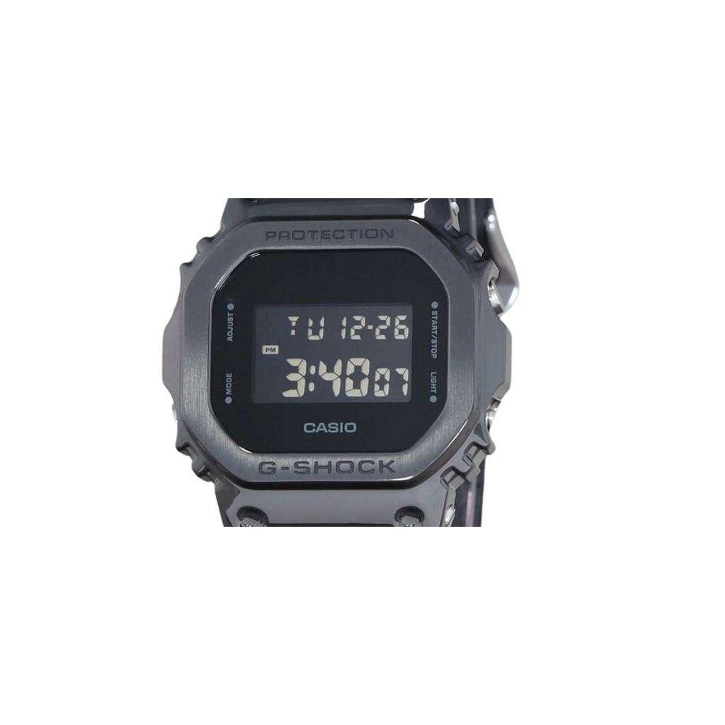 Casio Montre pour homme G-Shock Digital avec lunette en métal et bracelet en résine Quartz GM-5600UB-1 200M