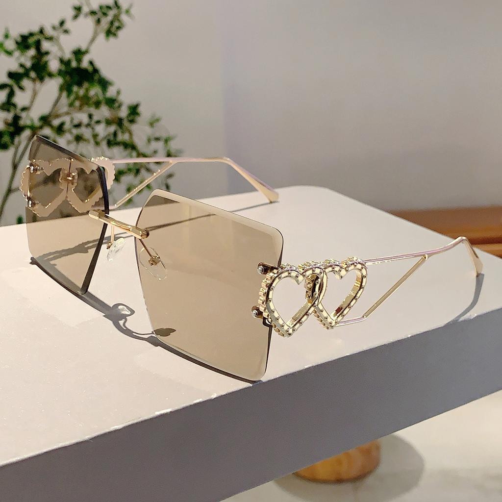 New in Heart Chain Designer Lady Shades Retro Brand Trends Sun Glasses Luxury Metal Decoration Sunglasses for Women's