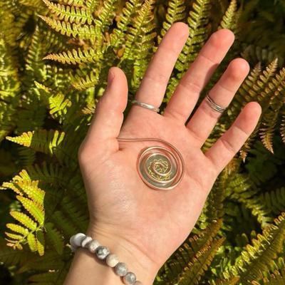Měděný prsten na dlaň Energetický spirálový prsten na ruku Ženy Muži Reiki prsten na dlaň Kompatibilní s křišťálovým drahokamem pro meditaci Léčení čaker Manifestace