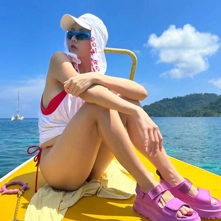 2025 European and American summer new fashionable and comfortable versatile flat bottom thick bottom round head Velcro solid color casual sandals