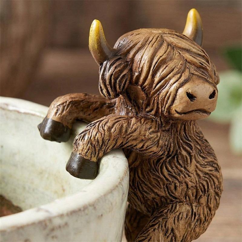 Resin Highland Cow Pot Hugger Figurine Hanging Planter Edge Ornament American Style Garden Indoor Decor Craft