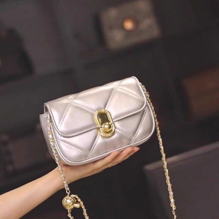 Bags, women's messenger bags, fashionable and versatile trendy small square bags, design sense niche chain bags.