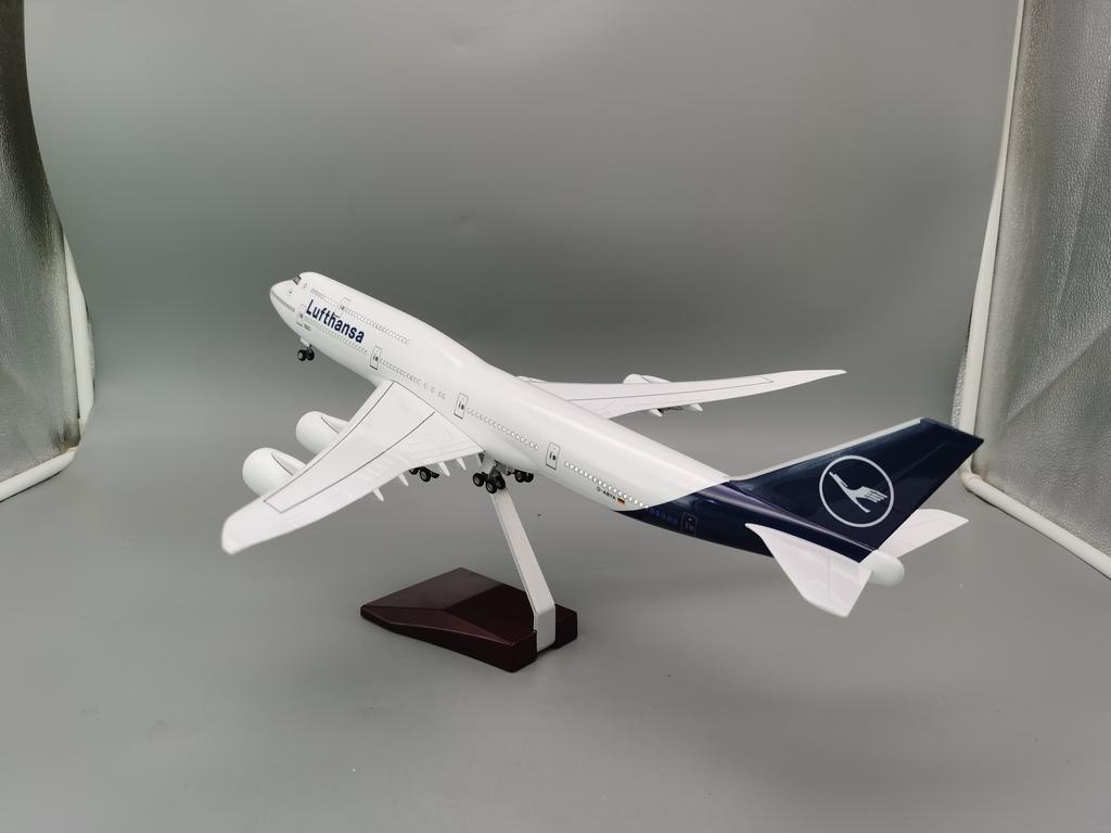 1/150 Airline 747 Plane Model B747 Lufthansa Airplane Model Light and Wheel Landing Gear Plastic Resin Plane Model Decoration