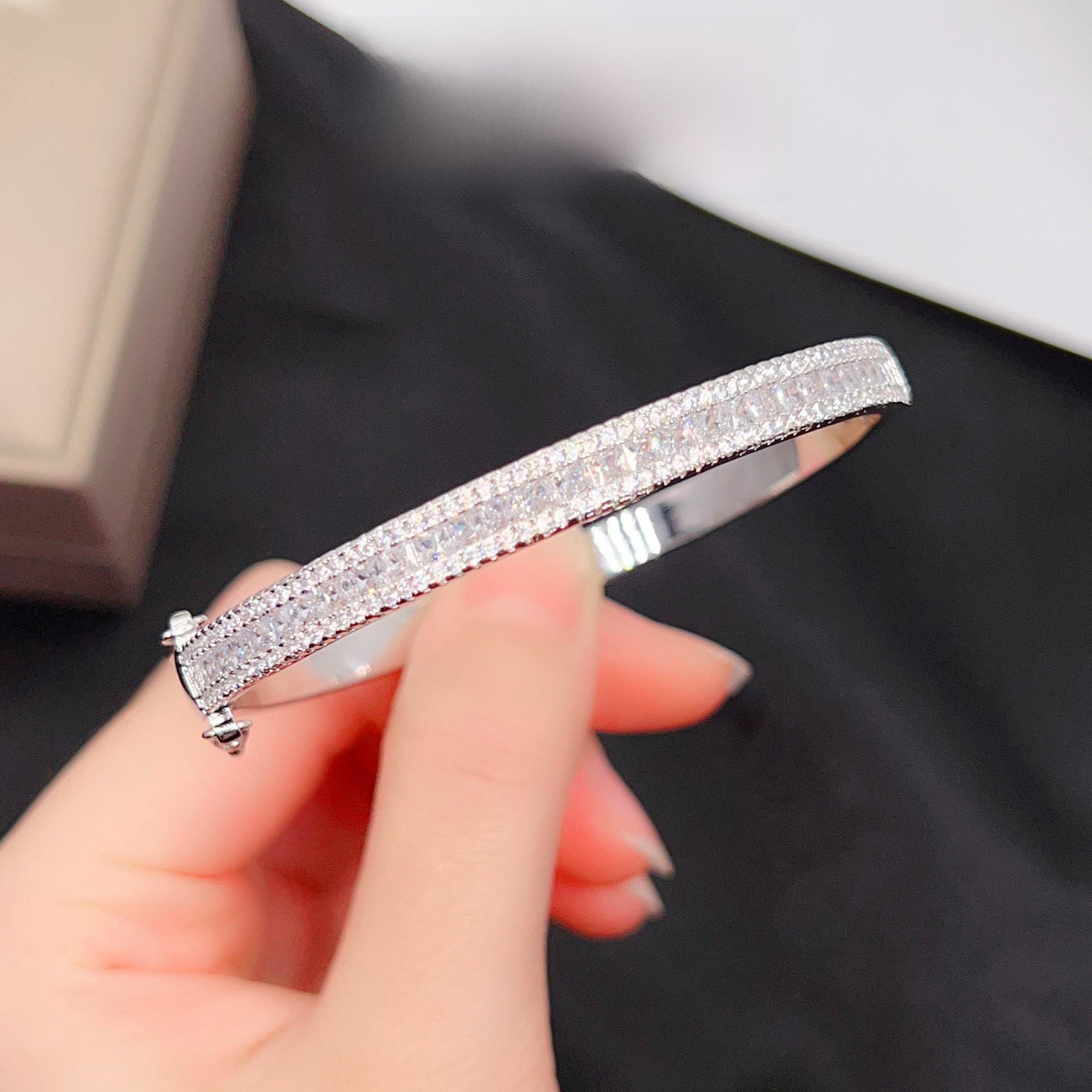 

«Роскошный браслет с драгоценными камнями в стиле Лулу, микроинкрустированным цирконием и турмалиновой застежкой»