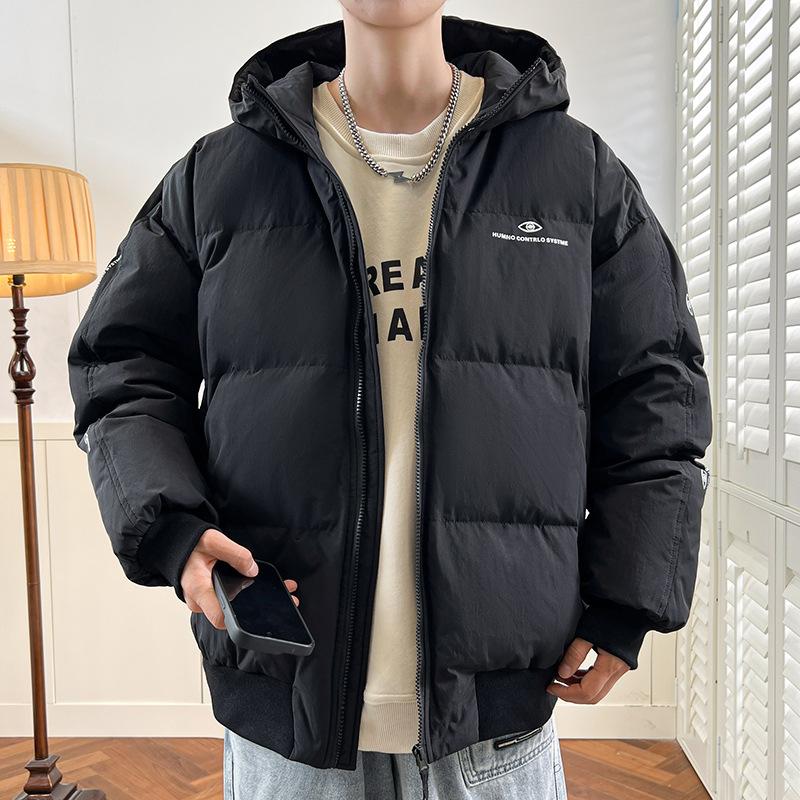 

Короткий свободный мужской пуховик с капюшоном защищает от холода и утеплен зимой. 3XL чёрный