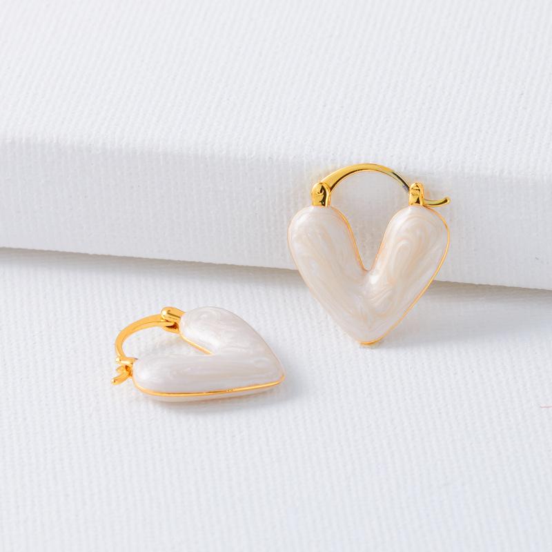 

French autumn and winter retro Maillard style love enamel earrings earrings light luxury high sense hot sale