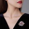 Hochwertige Exquisite Damen-Brosche mit einem Strauß aus roten und lila Blumen, Leichter Luxus und Eleganz