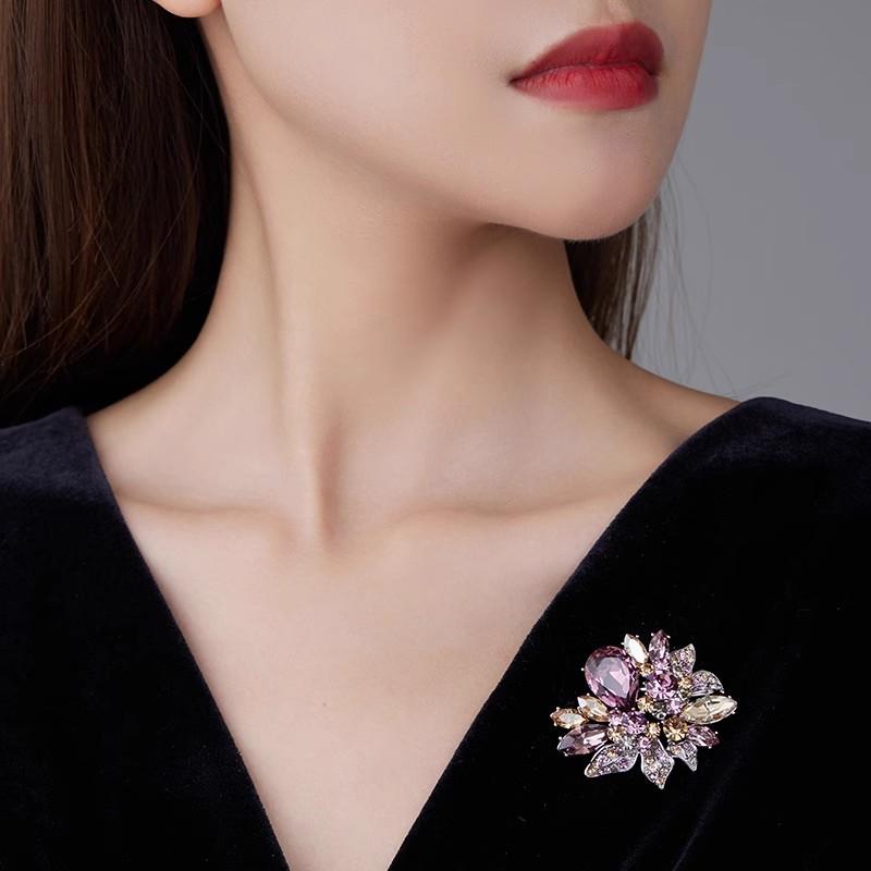 Hochwertige Exquisite Damen-Brosche mit einem Strauß aus roten und lila Blumen, Leichter Luxus und Eleganz