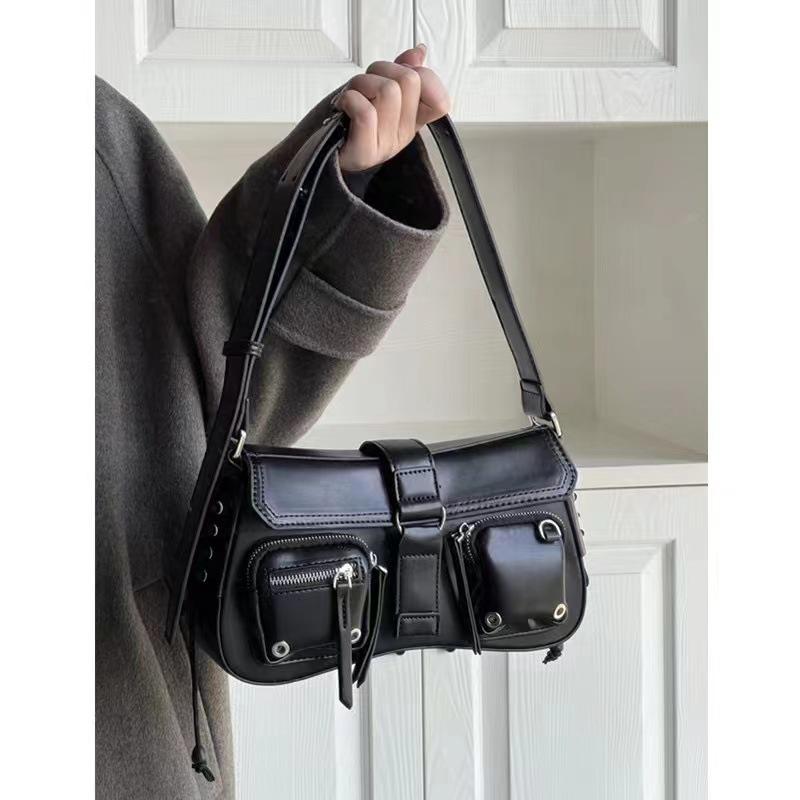 Premium sense bag women s new locomotive bag sweet cool spice girl baguette bag niche shoulder bag versatile armpit bag чёрный