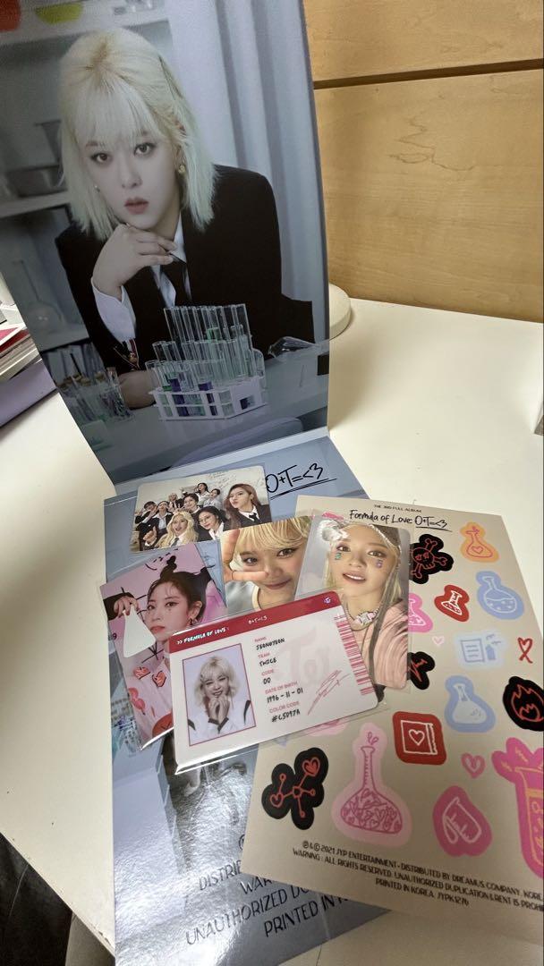 

[USED] TWICE Album Set