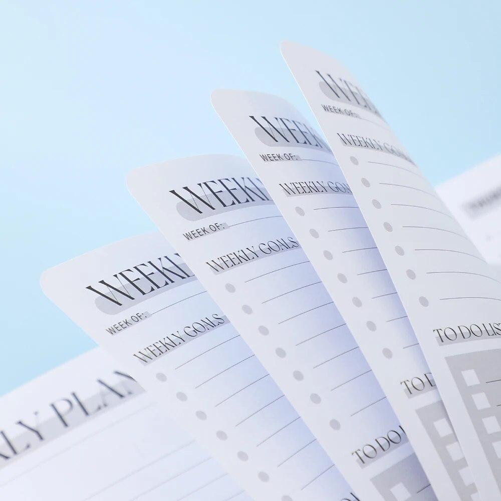 53 arkusze niedatowanego tygodniowego planera w twardej oprawie z PVC. Tygodniowa lista celów do wykonania. Planer akademicki. Codzienne harmonogramy. Priorytety.