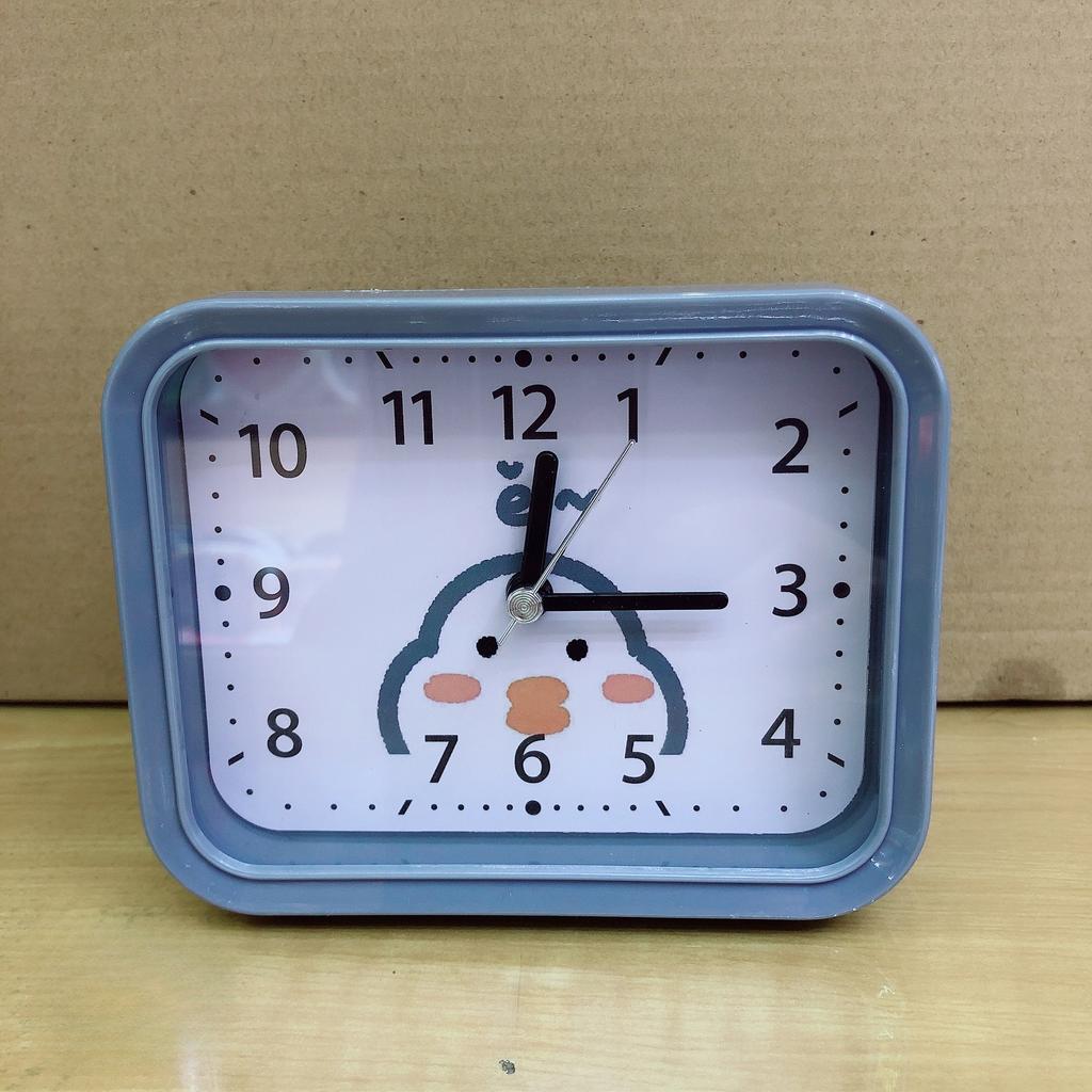 Einfacher, großzügiger und klarer digitaler rechteckiger Wecker, Bonbonfarbe, frische und ungezwungene Uhr