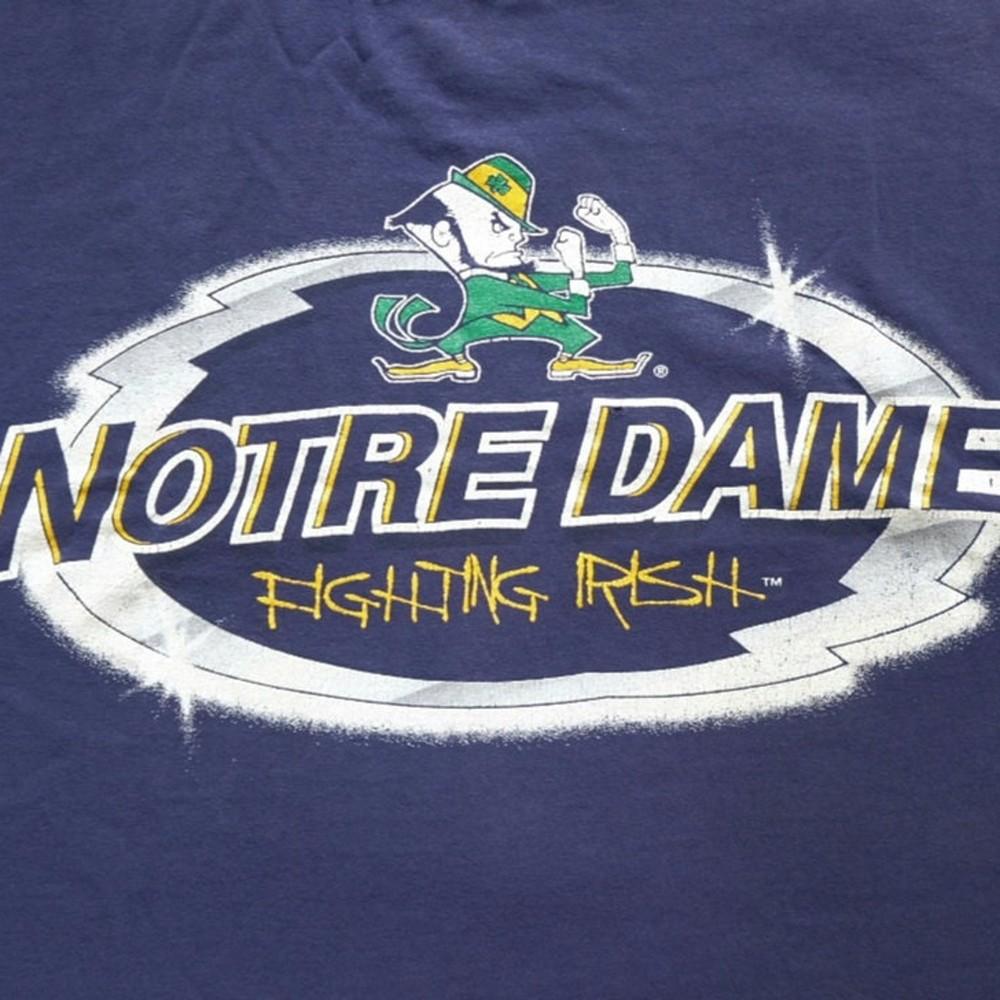 

Reprinted 90#039;s Vintage Notre Dame Fighting Irish College Varsity TShirt Unisex T-Shirt XXXL
