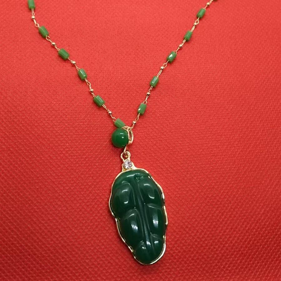 Elegant Green Leaf Pendant Necklace for Women - Simple, Fashionable, and Versatile