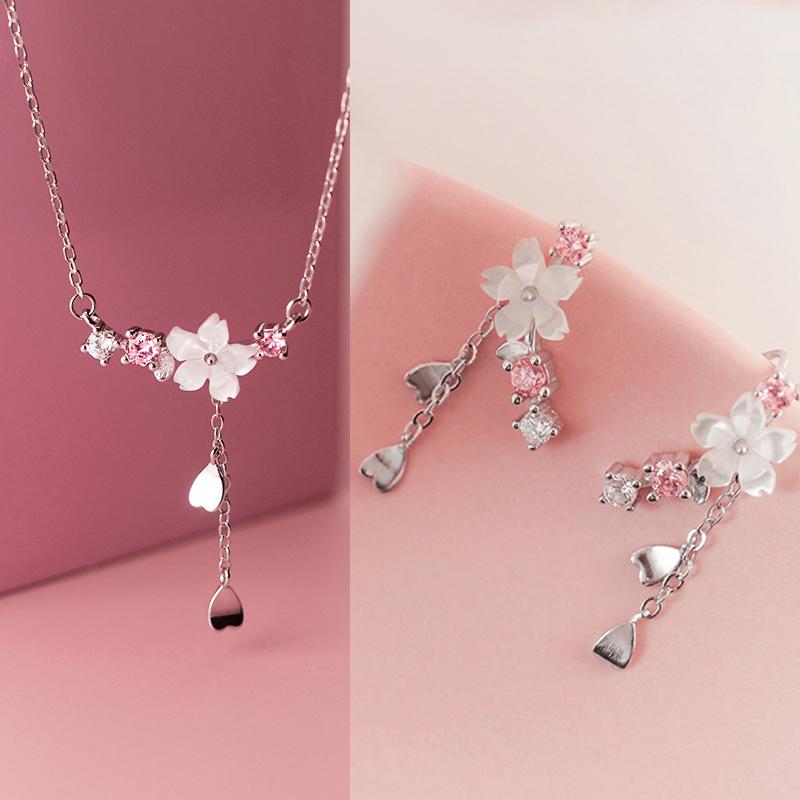 Collier pendentif cheval en cristal de luxe pour femme Pendentif animal en strass brillant Chaîne de clavicule élégante Bijoux de fête pour filles Cadeau