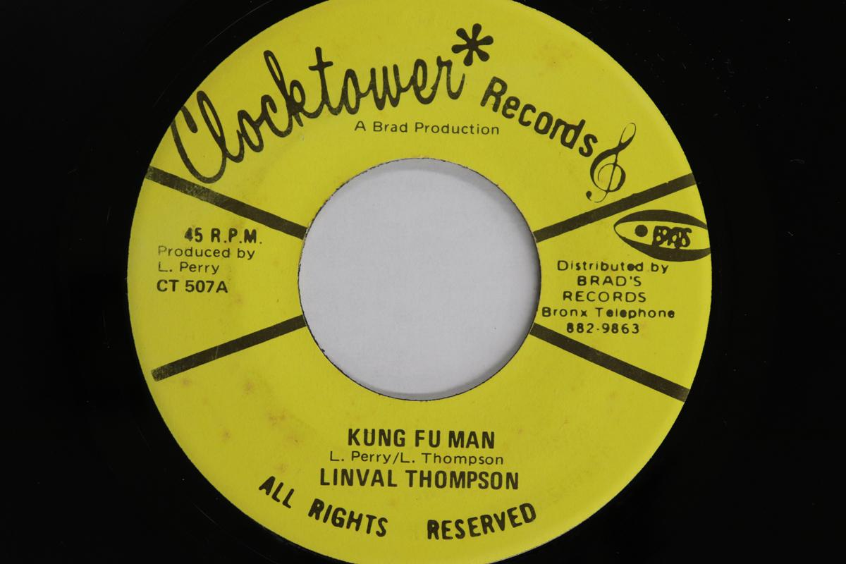 

7-дюймовая пластинка LINVAL THOMPSON - Kung Fu Man CT507 CLOCKTOWER RECO 1975 США Регги, Ска и Даб Б/У