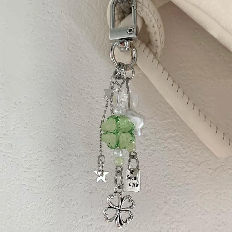 Přívěsek čtyřlístek: Ručně vyráběný korálkový obal na telefon a klíčenka s lanyardem