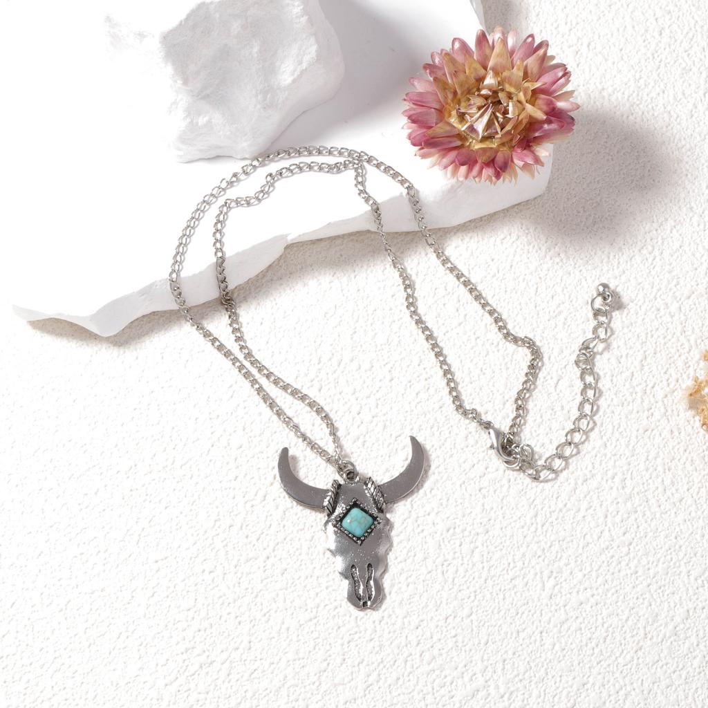 Western cowboy style personality trend inlaid green turquoise bull head ear hook necklace set foreign trade accessories