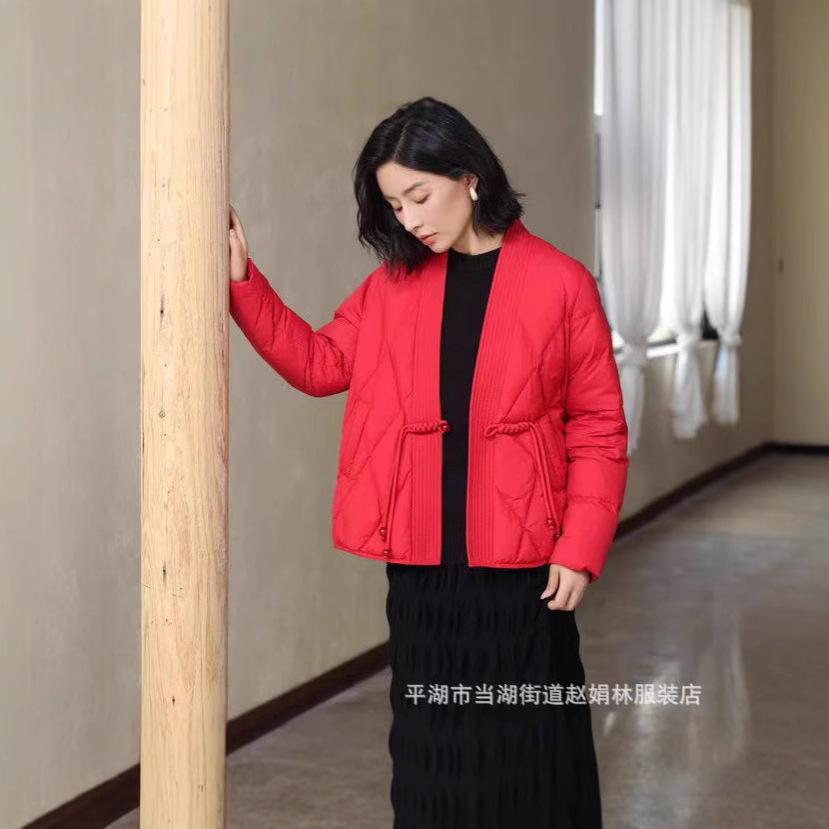 Kong Mi produces a light and retro literary white duck down jacket for women's short temperament fashionable V-neck buckle jacket