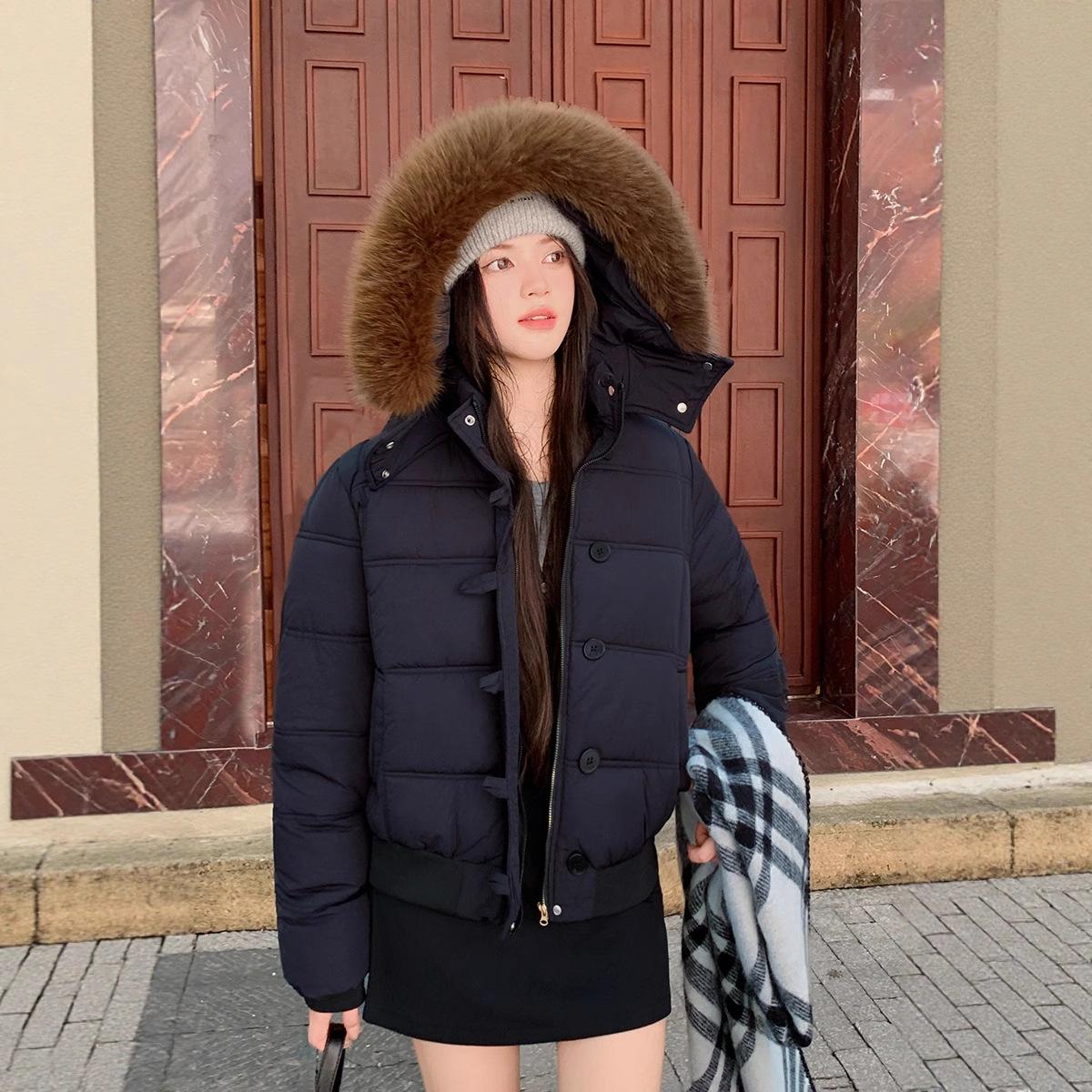 

Зимняя куртка с капюшоном и большим меховым воротником, короткая, на пуху и хлопковой подкладке, женская, приталенная. XL