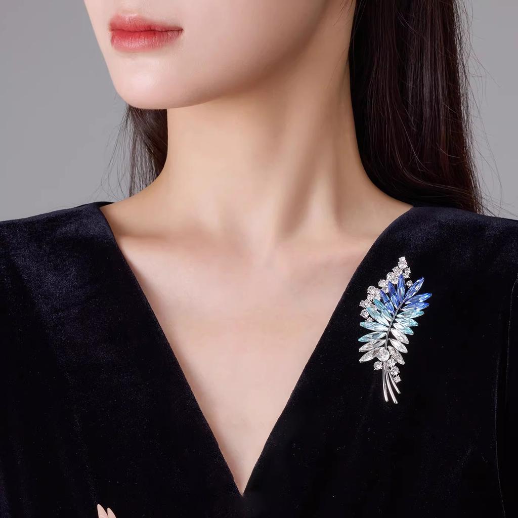 Crystal Leaf Brooch - Elegant and Exquisite Women's Accessory. Wheat Ear Brooch - Light, Luxurious and High-end Charm Brooch.