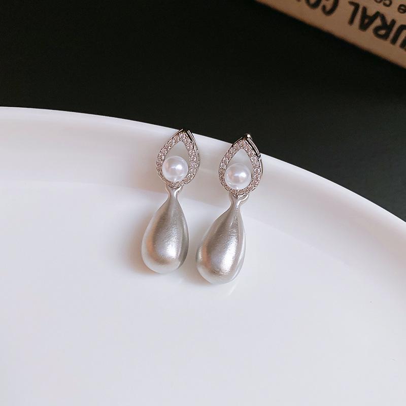 Silver Needle Luxury Zircon Flower & Butterfly Pearl Earrings - High-End French Retro Autumn/Winter Style