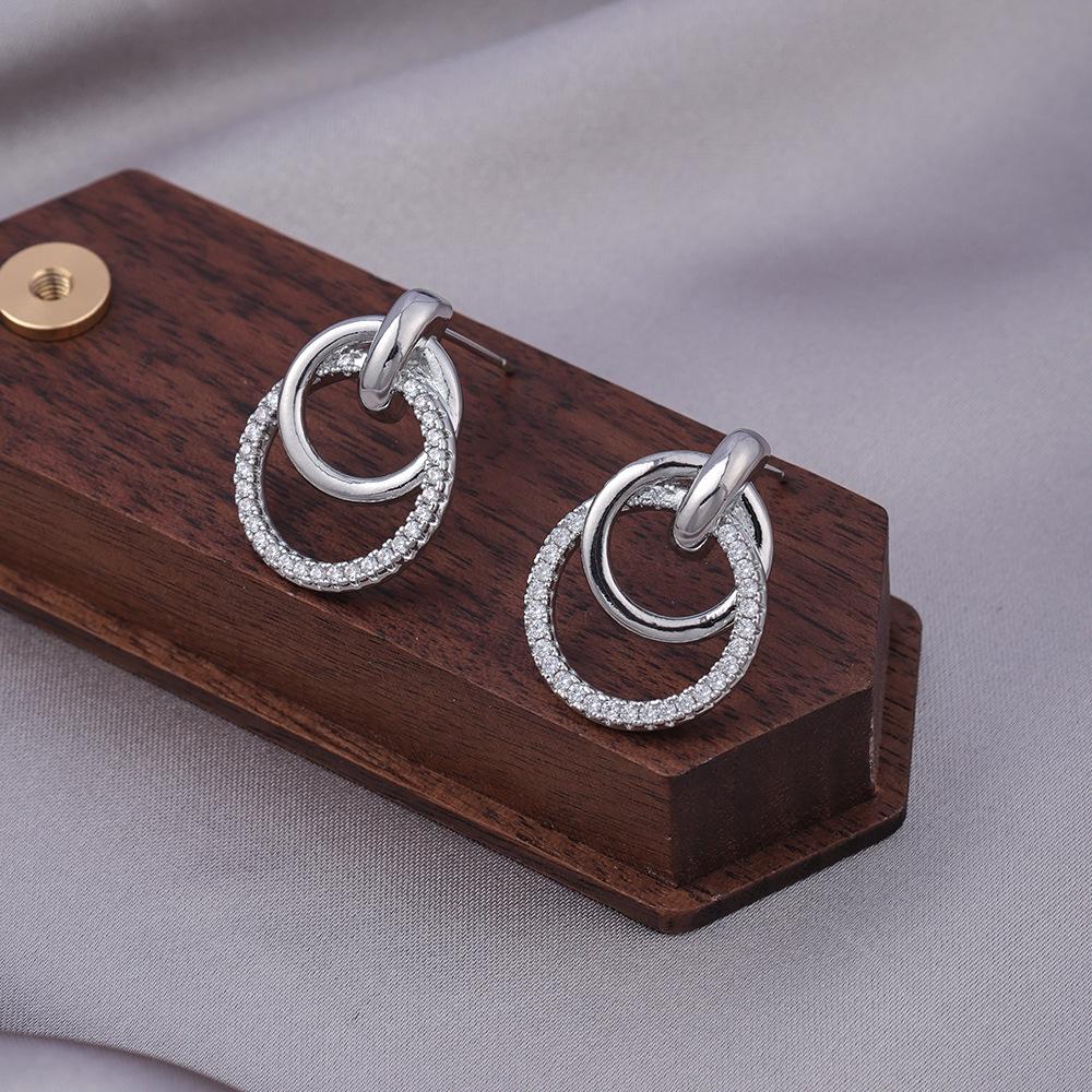 Boucles d'oreilles exquises en argent S925 avec zircon cubique – Bijoux pendants luxueux avec un sens du design unique.