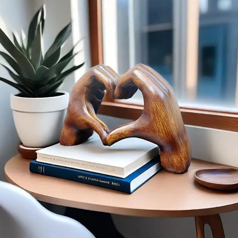 Heart-Shaped Resin Mother's Day Statue: Creative Desktop Ornament for a Luxurious Touch