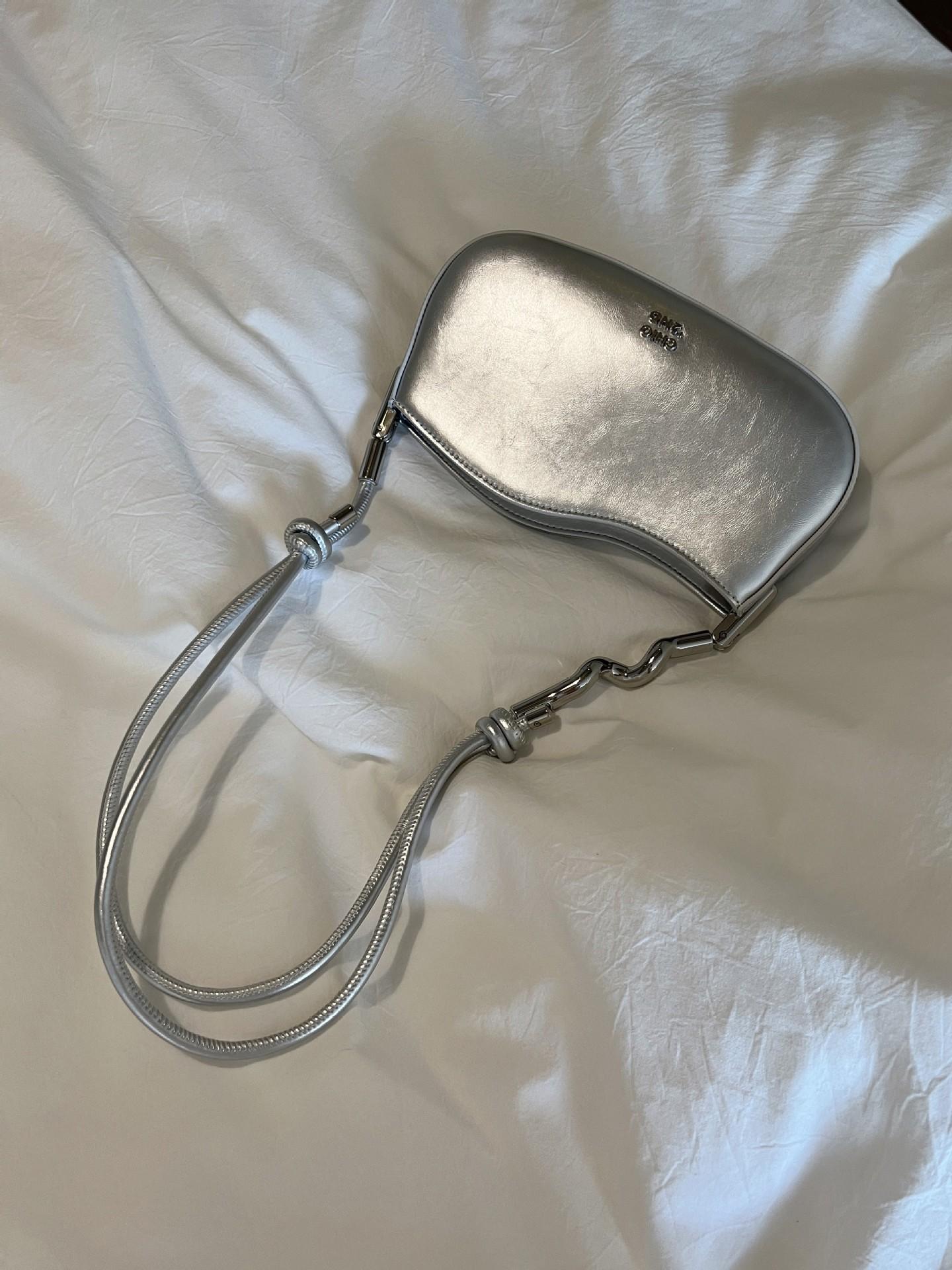 

2024 летняя цветочная сумка через подмышку летняя дизайнерская сумка sense нишевая женская сумка через плечо серебряный