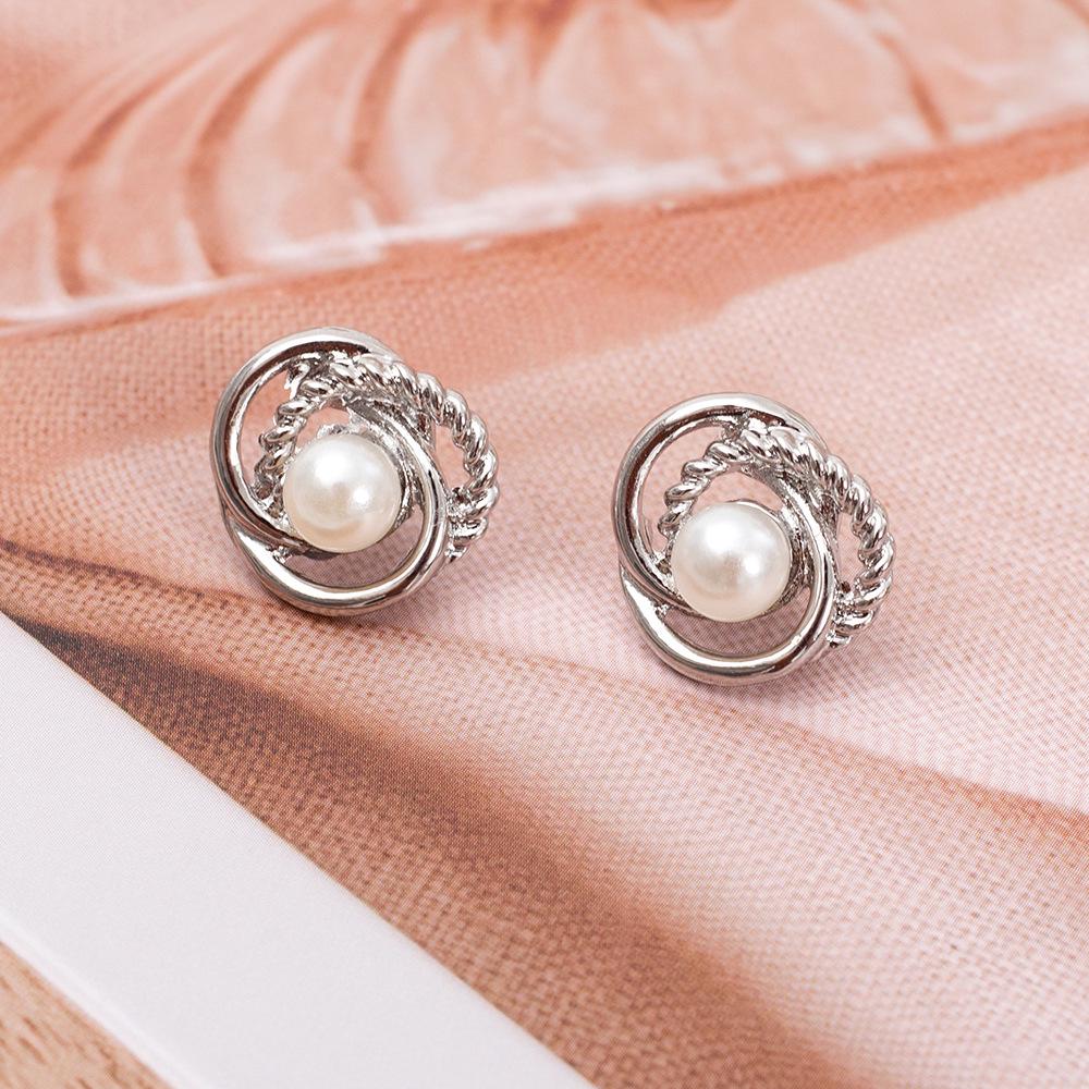 

Европейская и американская мода, серьги-пусеты из цинкового сплава с жемчугом, обернутые в виде скрутки серебряный