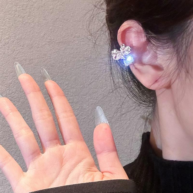 Rhinestone Ear Cuff: Luxurious, No-Piercing, Sparkling Fashion Earrings