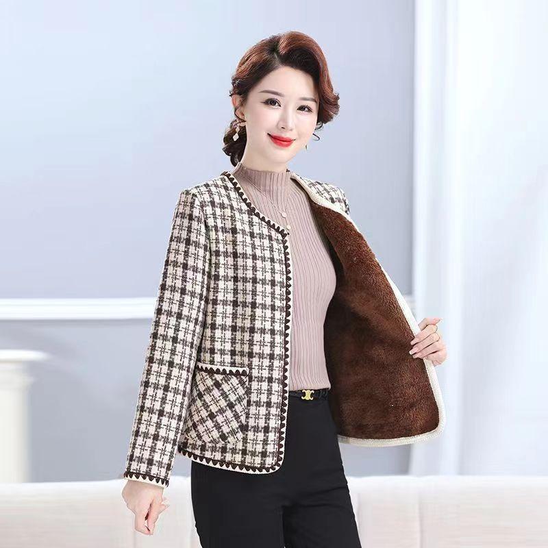 Fashion mother's versatile short Xiaoxiangfeng jacket middle-aged women's clothing autumn and winter clothing new velvet top cardigan