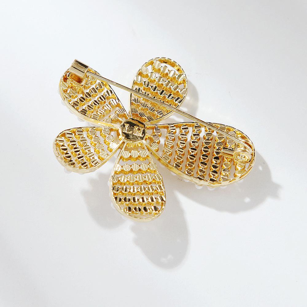 Full of Pearl Hollow Camellia Female Models Brooch Scarf Buckle Jewelry Clothing Accessories Female Long-Lasting Color Exquisite Hypoallergenic Brooch