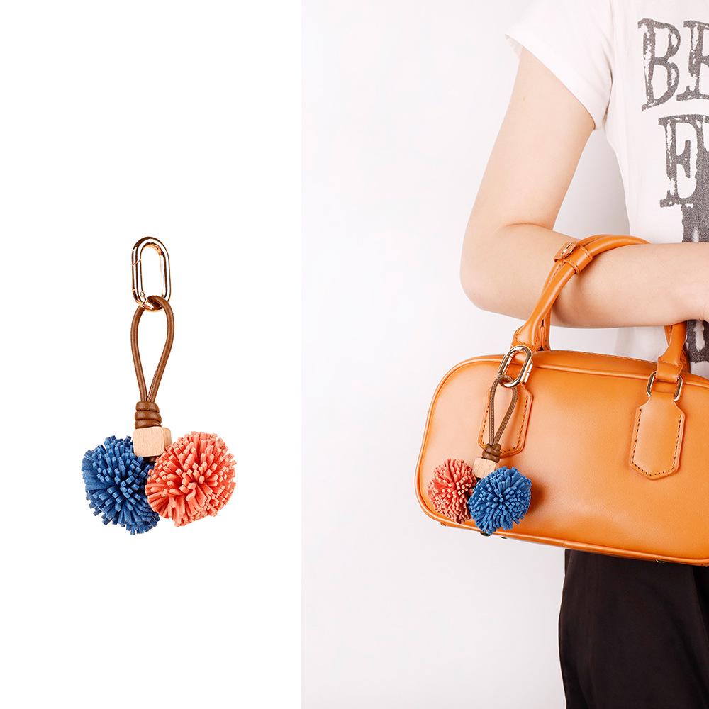 Portachiavi e Ciondolo per Borsa con Nappa a Forma di Palla di Bacca di Bayberry in Stile Zhang Yuanying
