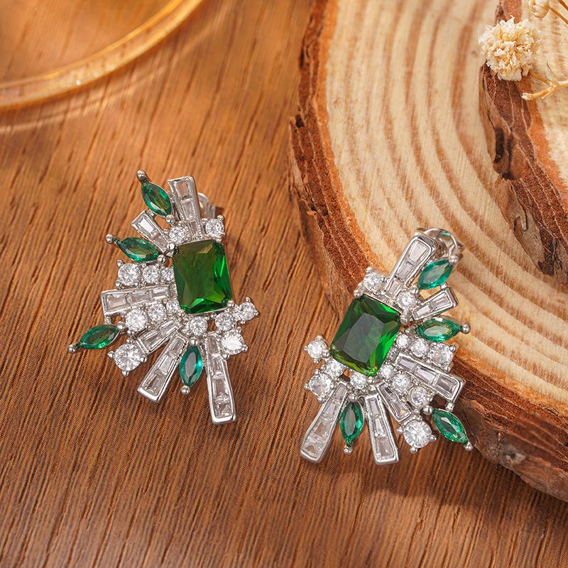 Baroque court retro stud earrings, imitation emerald fireworks earrings, luxury dress design accessories