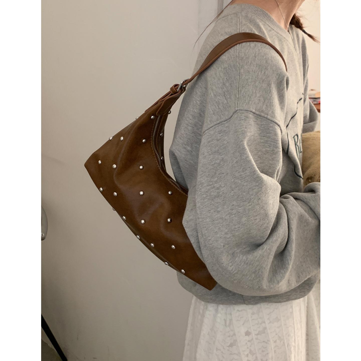 

Retro Rivet Armpit Bag Women s 2025 New Fashion Handbag Bag High-end Shoulder Bag One Drop Ship коричневый