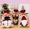 Julpresentpåsar i säckväv i tecknad stil med design av glad snögubbe och ren
