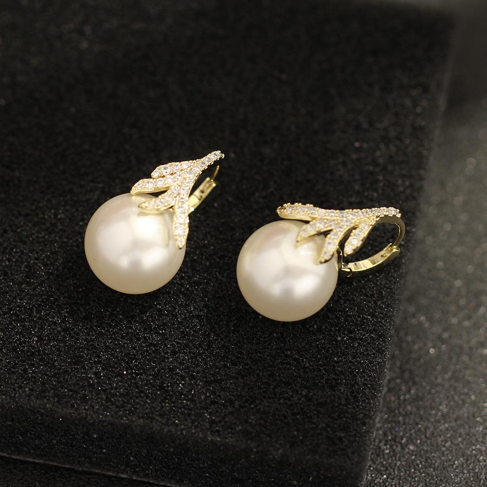 Elegant Temperament Stone-set Feathers Gold-plated Earrings Large Pearls Fashion Ear Buckles Women's Casual Versatile Earrings Stud Earrings