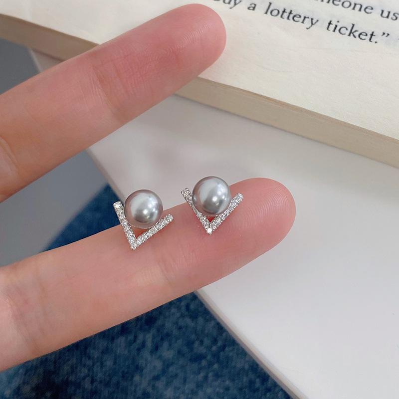 

Серьги с жемчугом в форме буквы V. Легкие, роскошные, высококачественные, изысканные серьги для пирсинга ушей.