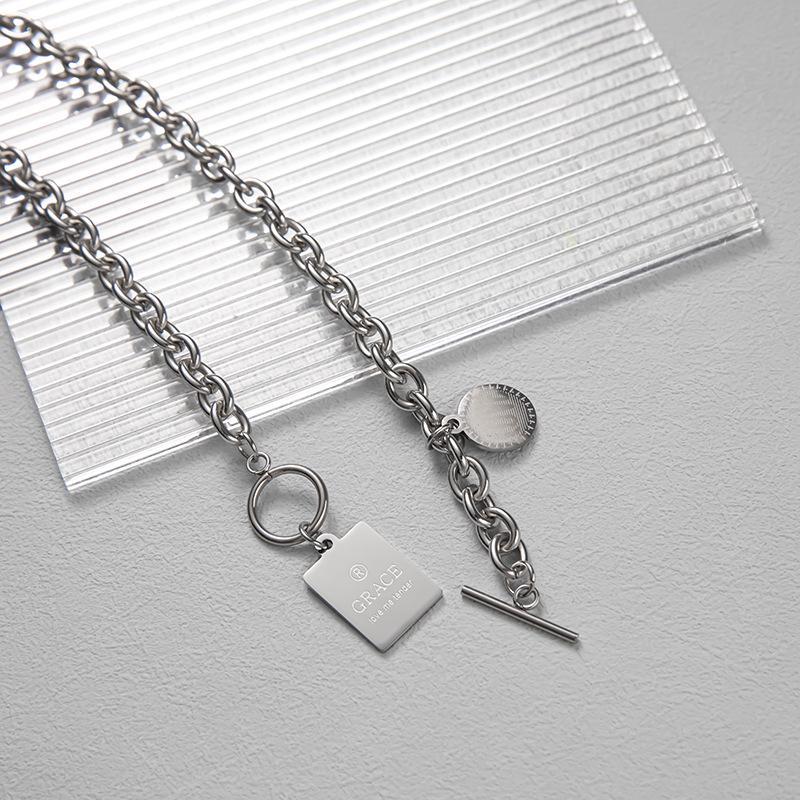 

Унисекс Европейское и Американское Хип-Хоп Ожерелье из Титановой Стали с Квадратом с Буквой, Застежкой OT, Цепочным Дизайном.