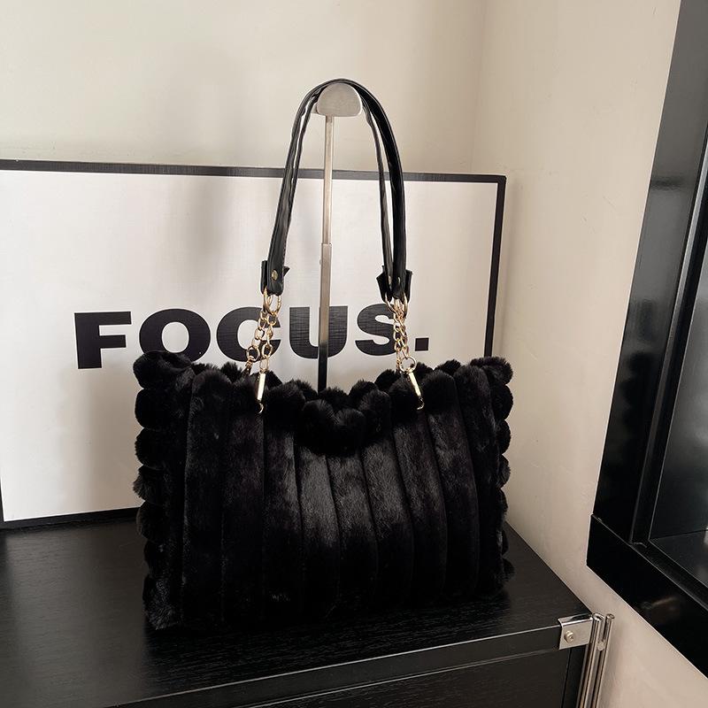 2025 Autumn Plush Single Shoulder Handbag: Women's Casual Large-Capacity Underarm Bag