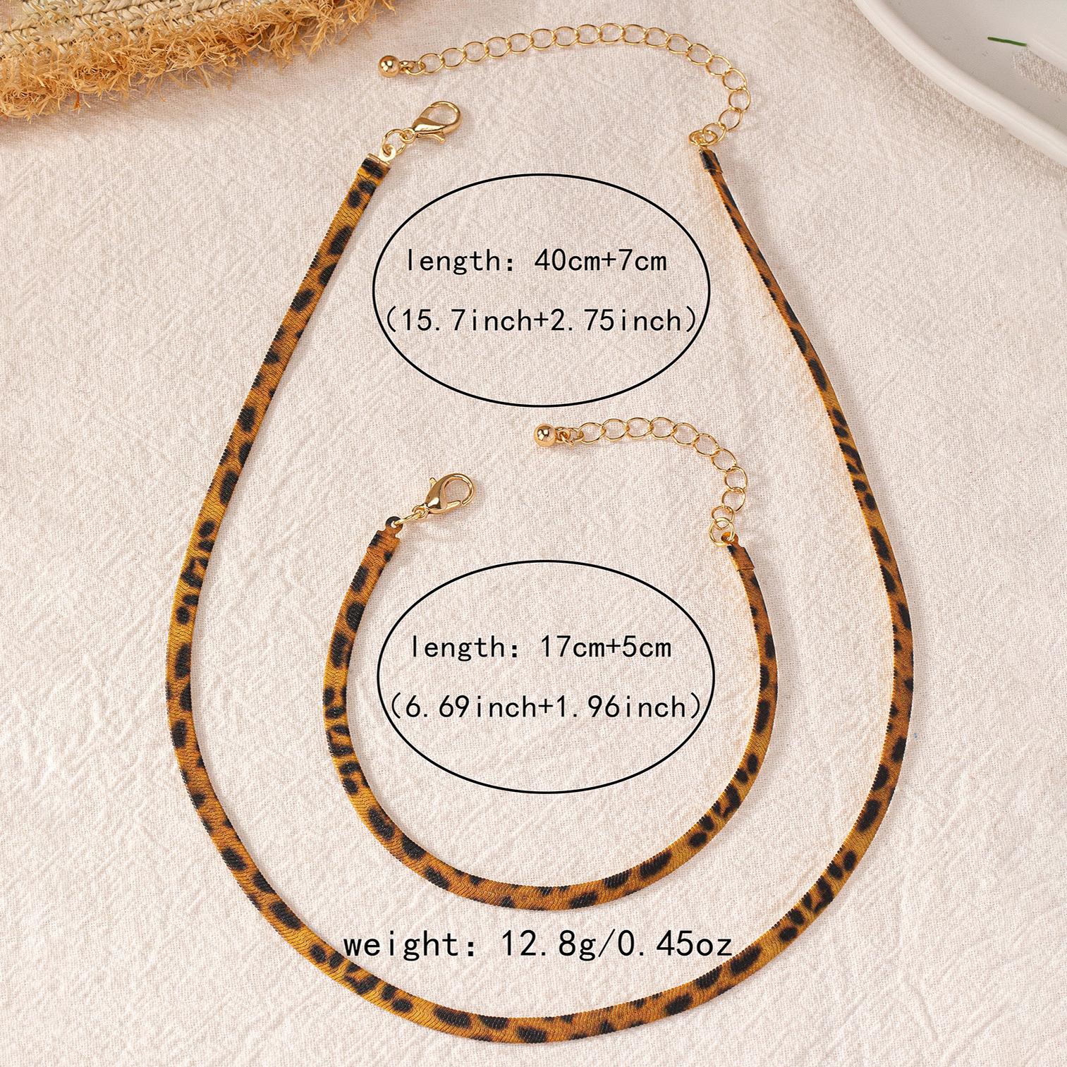 

Модный минималистичный комплект из браслета и ожерелья с леопардовым принтом для женщины