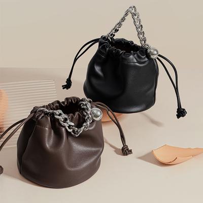 Nischen-Persönlichkeits-Beuteltasche mit Kordelzug für Damen, Retro-Kette, Leder, Umhängetasche mit großer Kapazität
