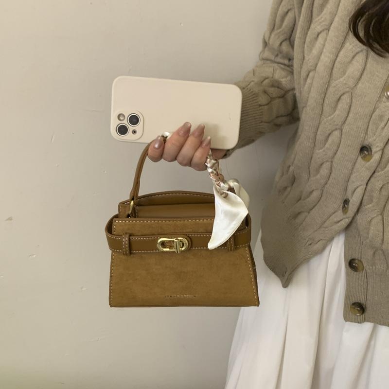 

Вечерняя сумочка женская 2025 новая высококлассная ретро замшевая сумка через плечо для поездок на работу сумка-мессенджер маленькая квадратная сумка коричневый